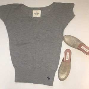 Gray short sleeve shirt
